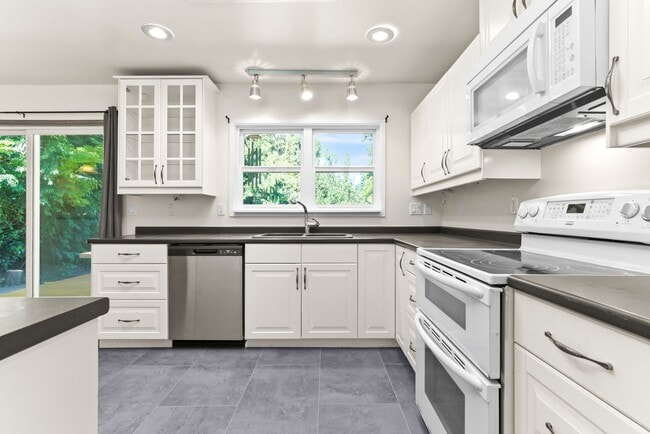 Building Photo - 9877 SE 33rd Ave