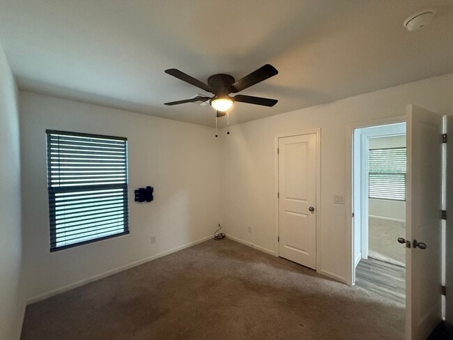 Building Photo - 4 Bedroom 2 Bathroom Home