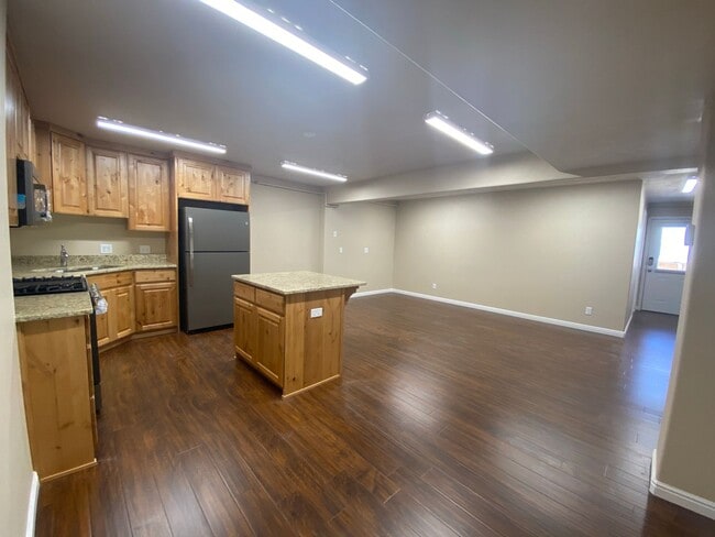 Building Photo - *utilities included* Three bedroom apartme...