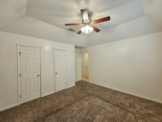 Building Photo - AVAILABLE NOW!