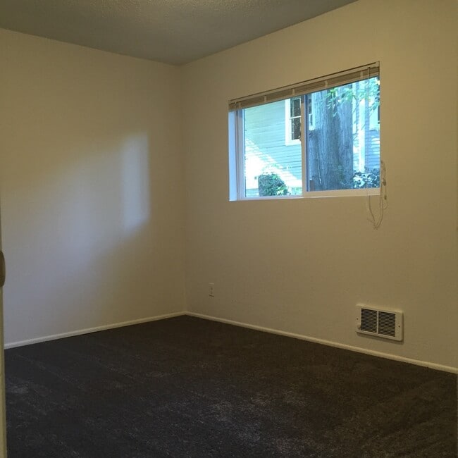 Building Photo - Great 2 BR/1 BA duplex unit available!