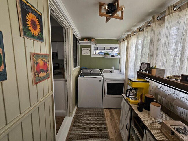 Building Photo - Spacious and Bright 2 Bed / 1 Bath with a ...