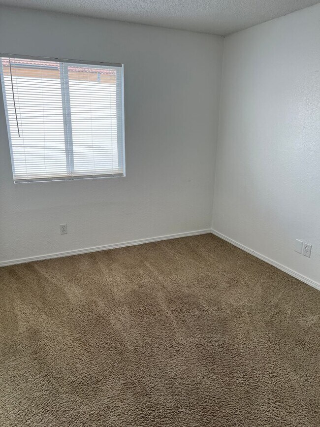 Building Photo - NEXT TO PARK DESIREABLE LOCATION RECENTLY RENOVATED!