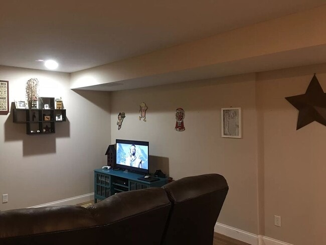 Building Photo - Beautiful 5 Bedroom 3 Bath home Sherman Illinois $2300