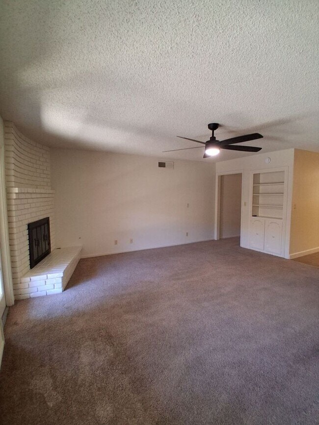 Building Photo - 6061 N Bungalow Ln