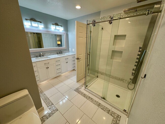 Building Photo - Updated Townhome in Pleasant Almaden Valley Community