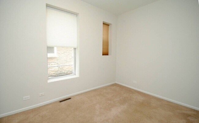 Building Photo - 711 N Hoyne Ave
