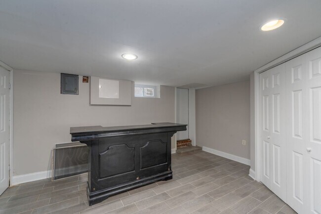 Building Photo - 3-Bedroom, 1.5 Bathroom Home in Belair-Edison