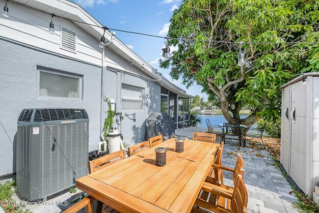 Building Photo - 426 S Neptune Dr