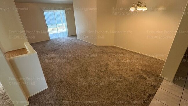 Building Photo - 4 bedroom 2 bathroom split wing home in North Bakersfield