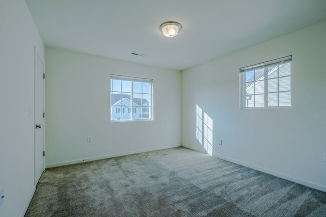 Building Photo - Like new construction 2 story home 4 bedro...