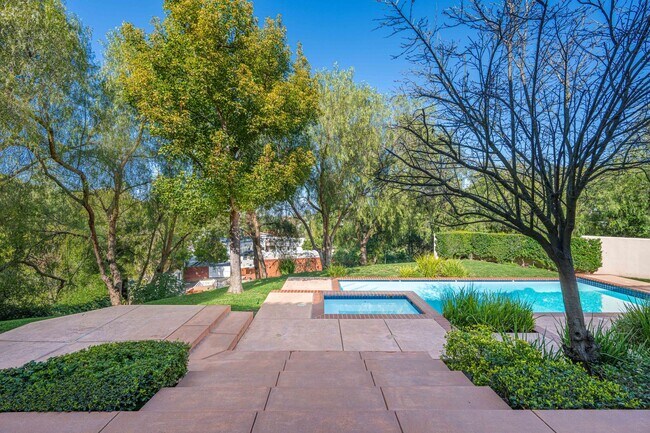 Building Photo - Elegant Dream Escape - Hills of Studio City