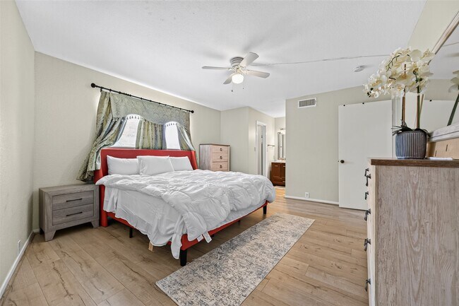 Building Photo - 3303 W Greenridge Dr