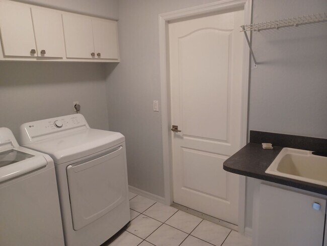 Building Photo - 4416 SW 24th Ave