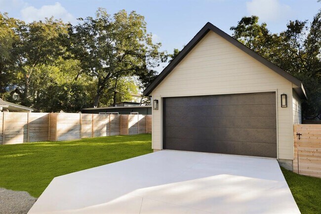 Building Photo - 603 E 47th St