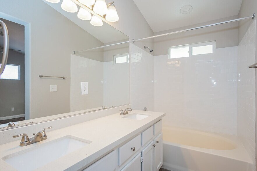 Building Photo - 707 Heritage Point Dr