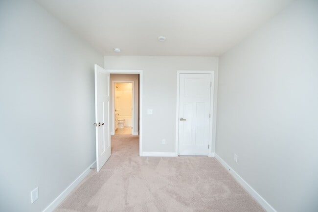 Building Photo - 3BR/2.5BA Modern Townhome on Spartanburg’s...