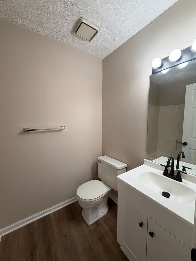 Building Photo - 5096-5098 Farm Valley Dr