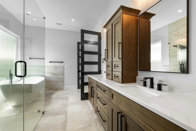 Building Photo - 14804 Arrowhead Dr