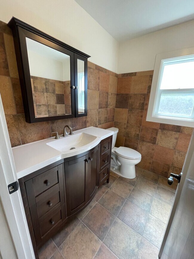 Building Photo - Beautiful Remodeled Calistoga Home