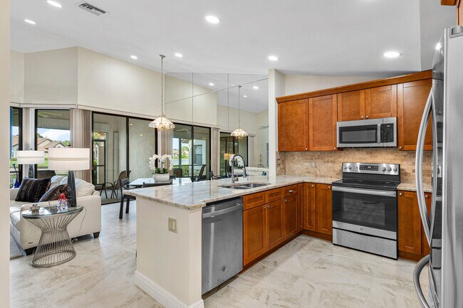 Kitchen - 7205 Sweetbay Ct