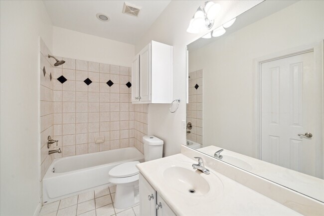 Building Photo - 2402 Calumet St