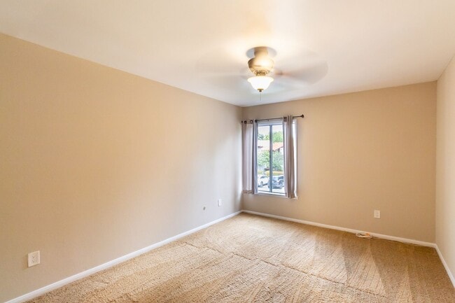 Building Photo - One Bedroom Condo w/ On-Site Parking Near ...