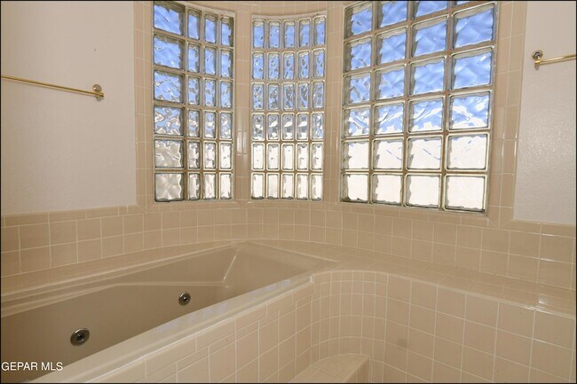 Building Photo - 1004 Los Jardines Cir