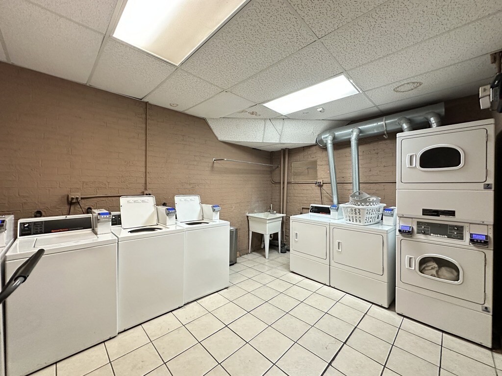 Building Photo - 566 W Arlington Pl