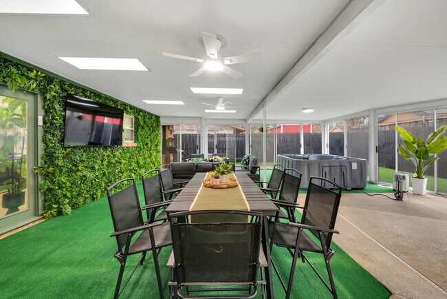 Building Photo - 1901 Cordova Bend