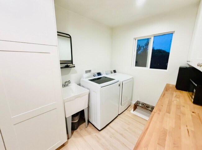 Building Photo - Coming soon! 06-15-26 Newly Remodeled Furnished Oceanside Retreat with Green Space Views 3 bedroo...