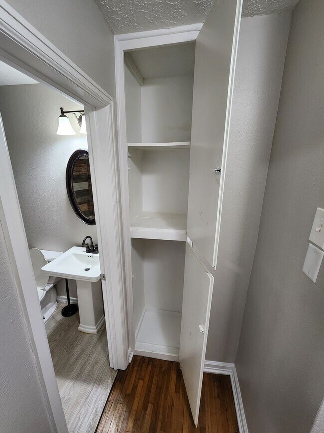 Building Photo - Spacious 3-Bedroom, 2-Bathroom Home AVAILA...