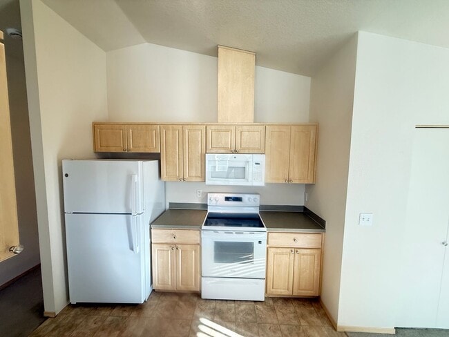 Building Photo - Updated 3 bedroom 2 bath house in Eugene!