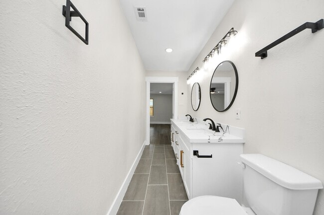 Building Photo - 918 Loper St