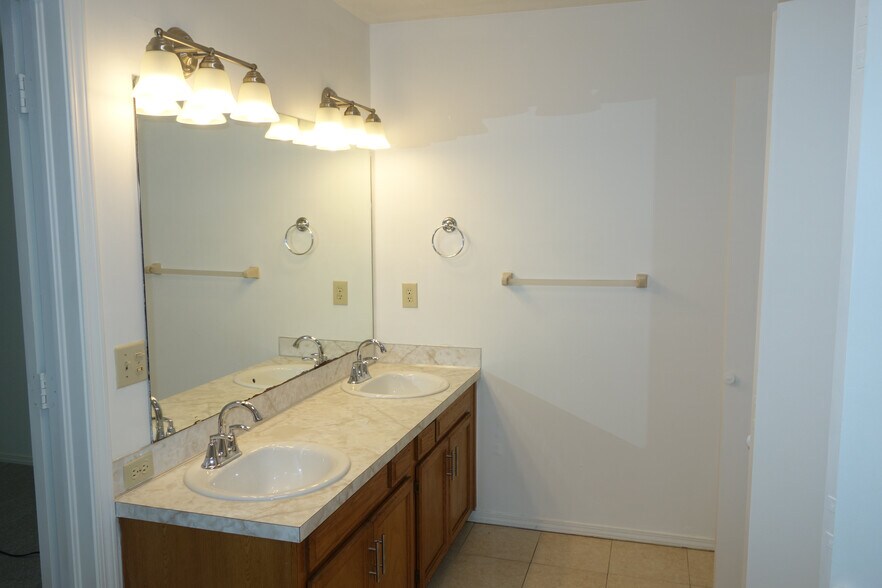 Primary bath view - 6656 S Utica Pl