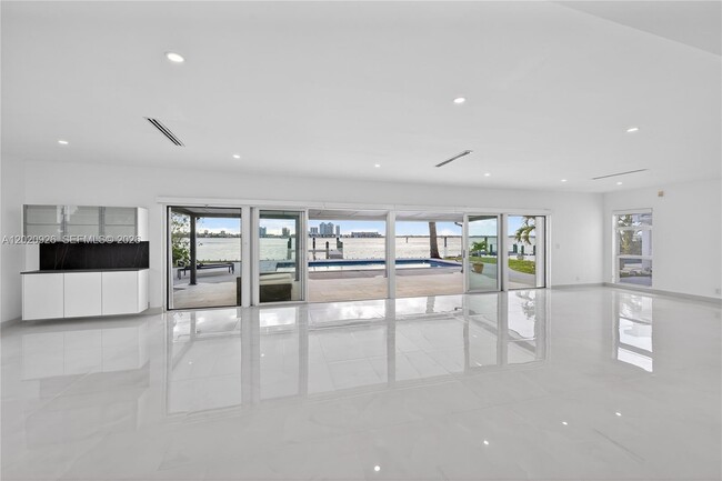 Building Photo - 1101 S Shore Dr