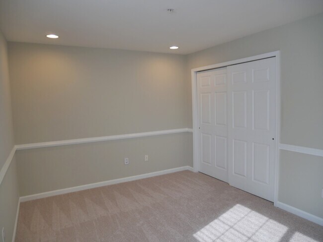 Building Photo - Gorgeous Former Model 4 Bed 2.5 Bath Townh...