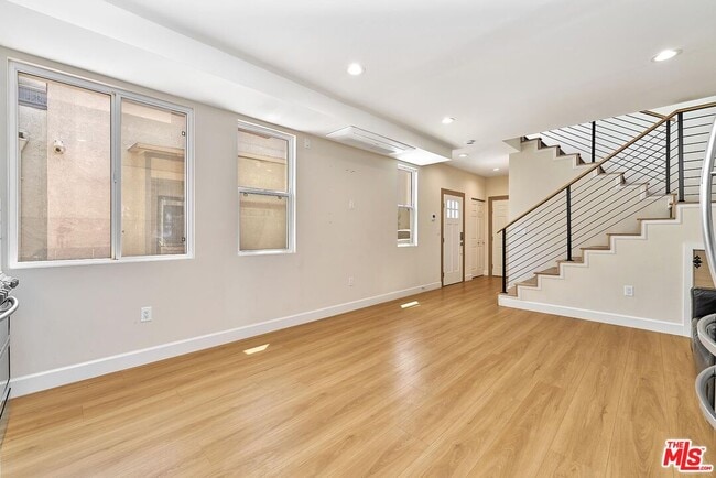 Building Photo - 823 Lorraine Blvd