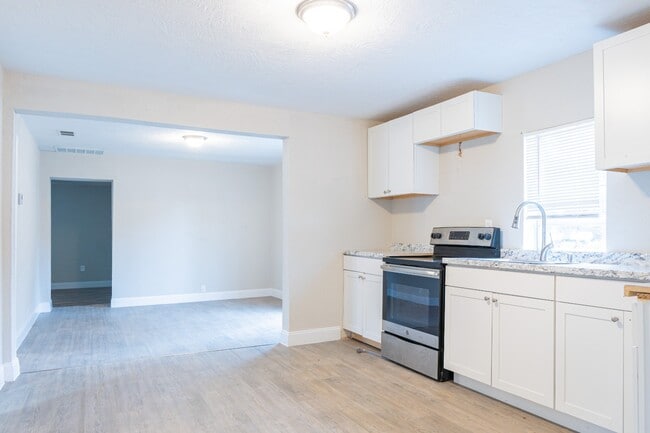 Building Photo - 129 W Church St