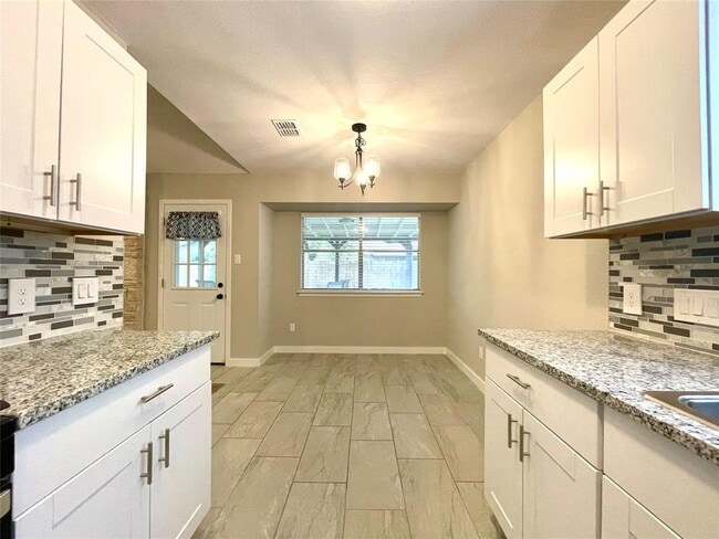 Building Photo - 703 Twin Oak Trail