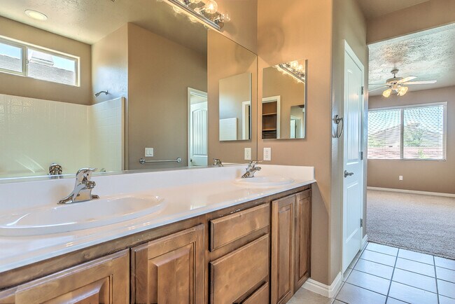 Building Photo - Beautiful Coral Canyon Home with Modern Up...