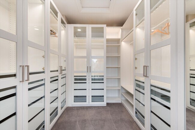 Building Photo - Furnished Home - Move in Ready!
