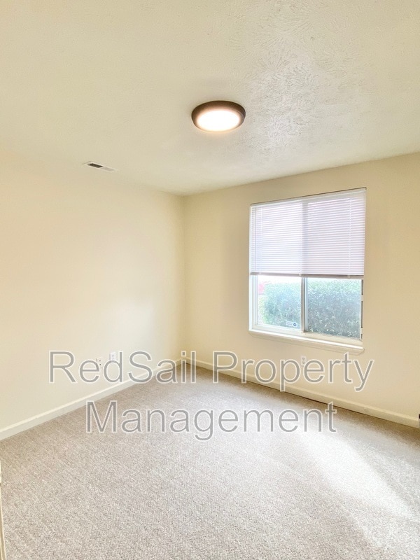 Building Photo - 725 Chatsworth Dr