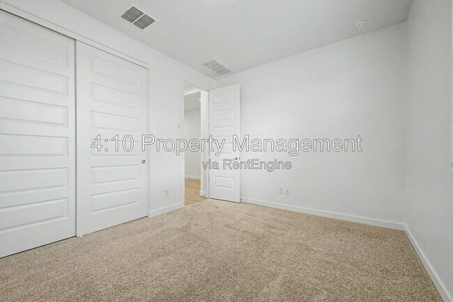 Building Photo - 3241 E Malibu Dr