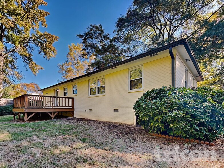 Building Photo - 2001 E Lake Dr