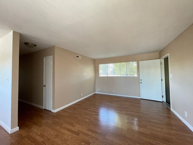 Building Photo - 3 Bedroom unit available in Hayward!