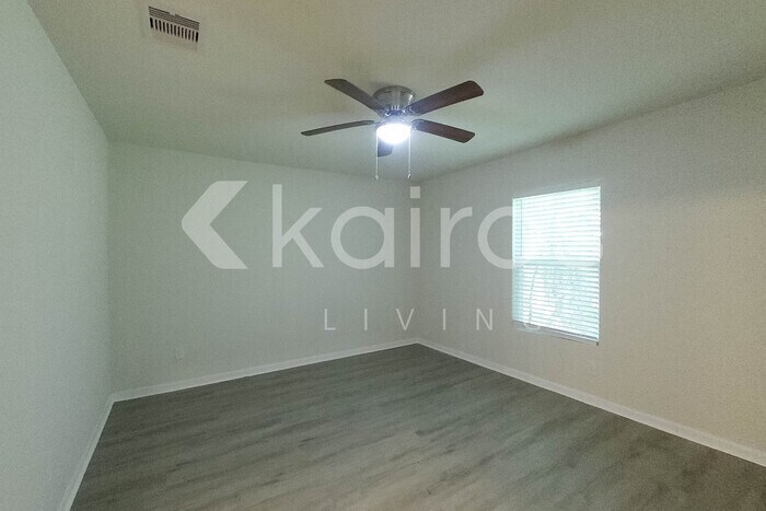 Building Photo - 204 Wild Oak