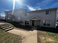 Building Photo - Long Term - 12 Month Lease! Available Now! 2 Bed/1.5 Bath Two Story Townhouse Osage Beach