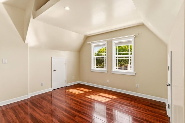 Building Photo - Newly Remodeled 4-Bedroom Oakland Duplex with Gated Parking