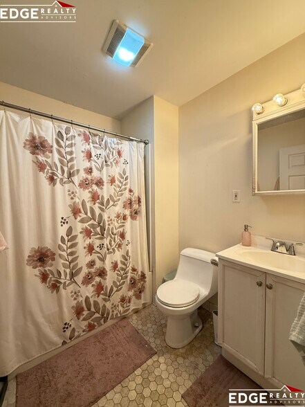 Building Photo - 74 Egmont St